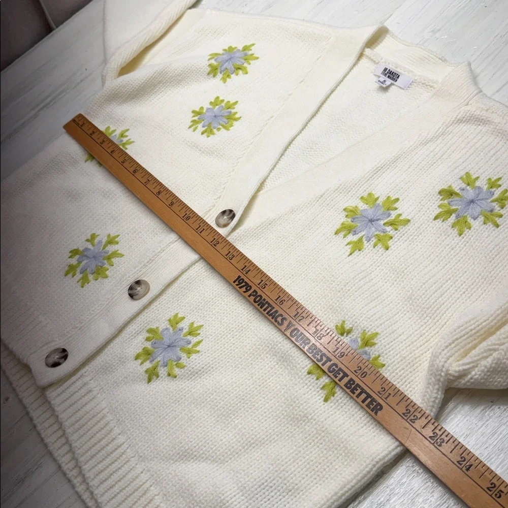 BB Dakota Old School Cream w/ Embroidered Floral Cardigan Sweater Sz S - Picture 8 of 11